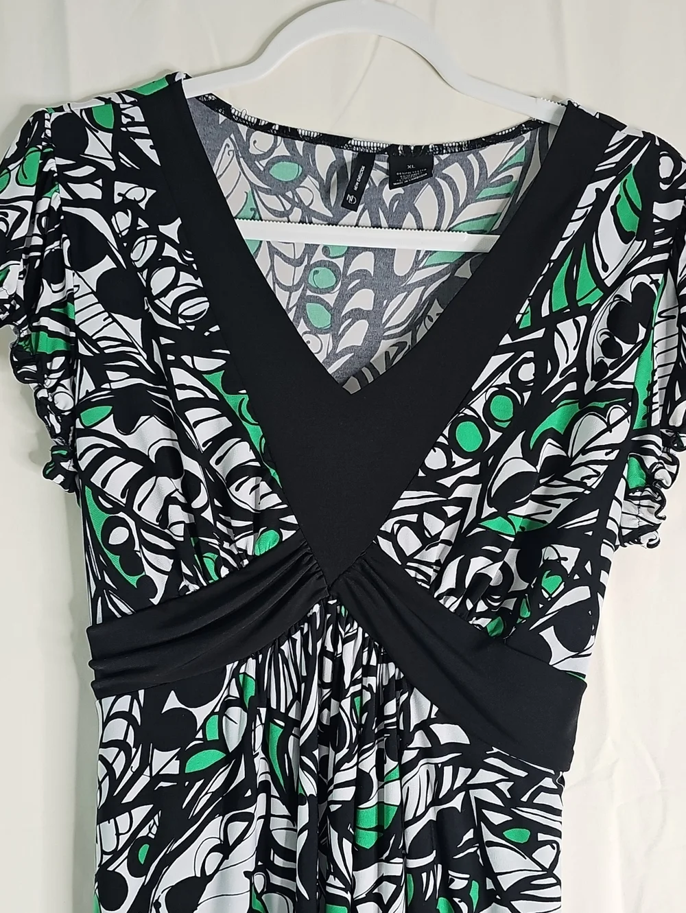 New Directions Black, White & Green V-Neck Print Top - Picture 2 of 7